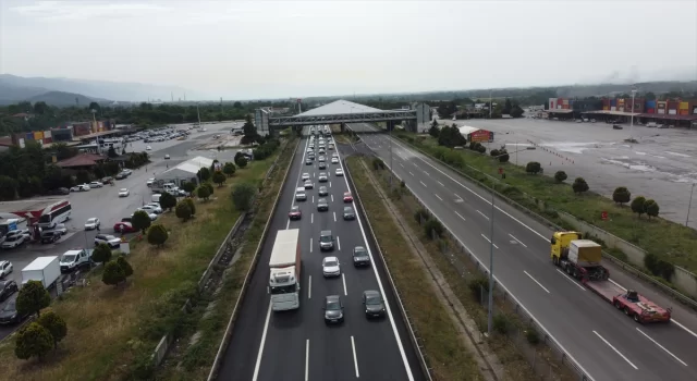 Bayram tatili dolayısıyla yollarda trafik yoğunluğu yaşanıyor