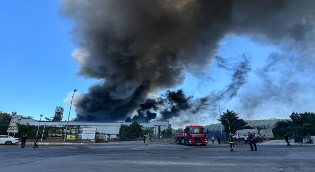 Tuzla’da fabrikada çıkan yangına itfaiye müdahale ediyor