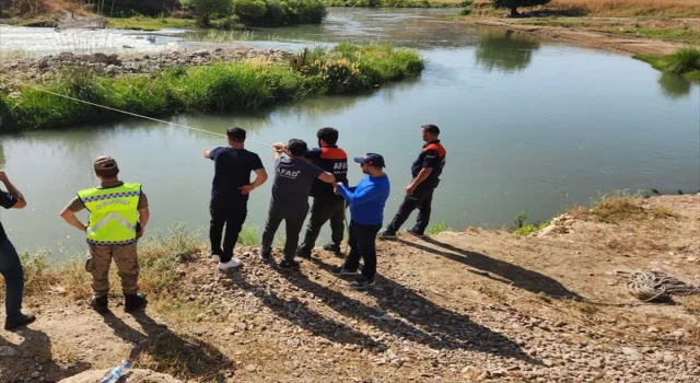 Siirt’te suyun yükselmesi sonucu çayda mahsur kalan 5 kişi kurtarıldı