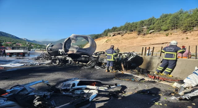 GÜNCELLEME Adana’da tankerin karpuz yüklü tıra çarpması sonucu çıkan yangın söndürüldü