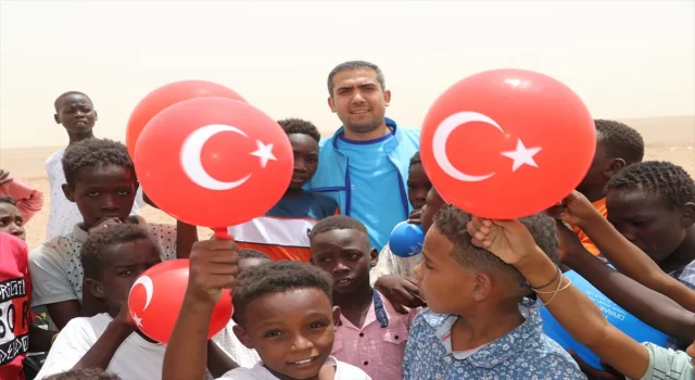 Sudanlı çocuklar TDV’nin dağıttığı balon ve şekerlerle sevindi