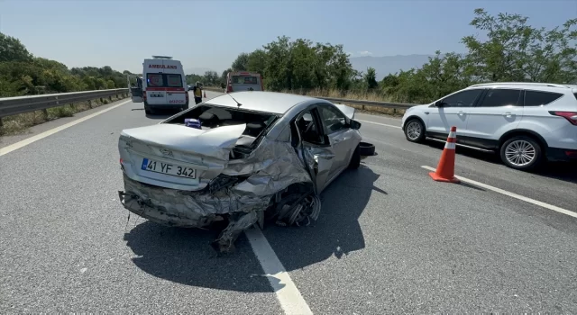 Anadolu Otoyolu’nda lastiği patlayan araba kaza yaptı, 2 kişi yaralandı