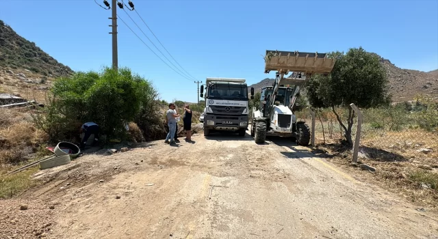 Bodrum’da içme suyu isale hattının patlamasıyla oluşan çukura araba düştü