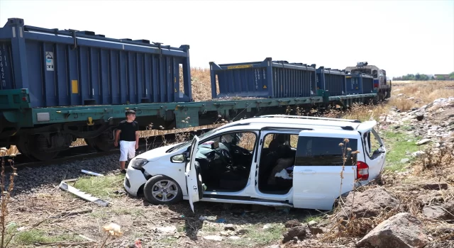 Diyarbakır’da yük treninin hafif ticari araca çarpması sonucu 2 kişi yaralandı