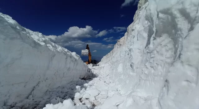 Hakkari’de ekiplerin karla mücadelesi sürüyor