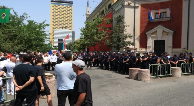 Arnavutluk’ta Belediye Başkanı Veliaj’ın istifasının istendiği protestolar devam ediyor