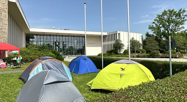 Berlin’de Filistin destekçisi öğrenciler, Hür Üniversitesi önünde kamp kurdu