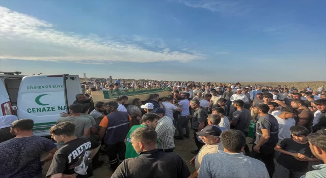 Diyarbakır ve Mardin’deki anız yangınında ölenlerden 2 şahsın cenazesi defnedildi