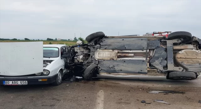 Adana’da trafik ışıklarına ve 2 araca çarpan otomobildeki 3 kişi yaralandı