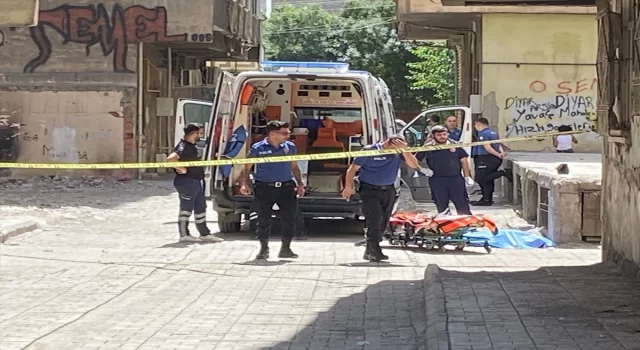 Diyarbakır’da sokakta yürürken silahla başından vurulan kadın öldü