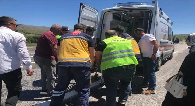 Sivas’ta yol kenarındaki toprak yığınına çarpan otomobildeki 3 kişi yaralandı