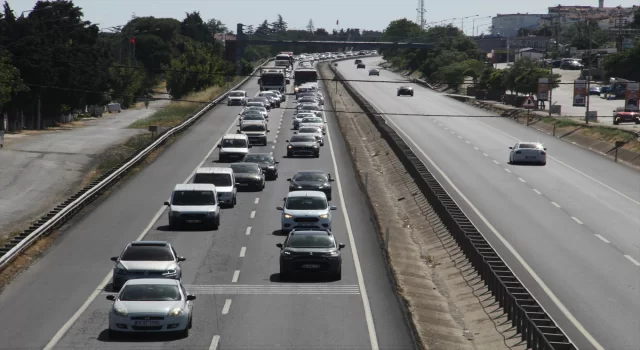 İstanbulTekirdağ kara yolunda bayram tatili dönüş yoğunluğu sürüyor