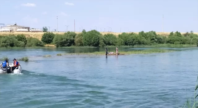 Diyarbakır’da Dicle kıyısında mahsur kalan aile kurtarıldı