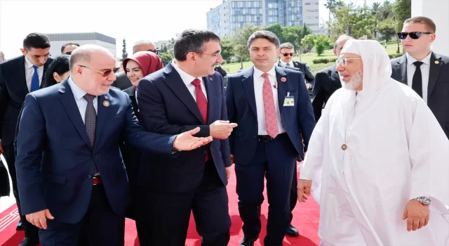 Cumhurbaşkanı Yardımcısı Yılmaz, Cezayir Şehitler Anıtı’na çelenk bıraktı