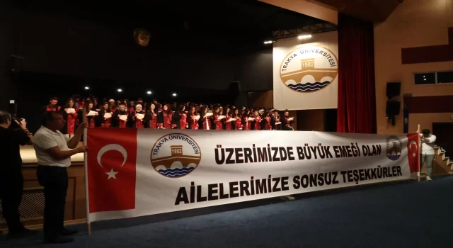 Edirne’de diş hekimliği fakültesinden mezun olan gençlerden ailelerine pankartlı teşekkür