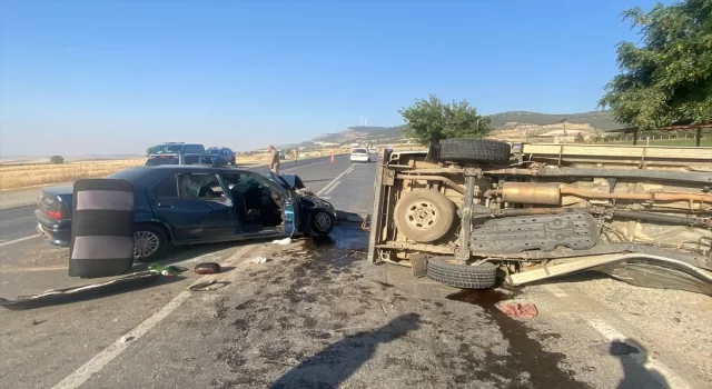 Gaziantep’te kamyonetle otomobilin çarpışması sonucu 4 kişi yaralandı