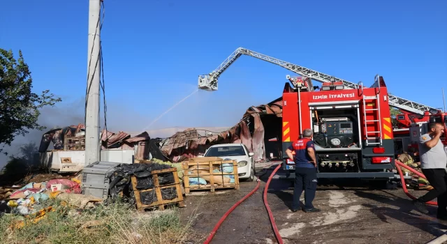 İzmir’de sandalye fabrikasında çıkan yangın kontrol altına alındı