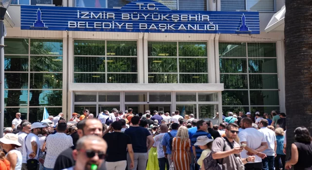 İzmir Büyükşehir Belediyesi memurları yarım gün iş bıraktı