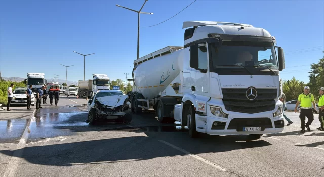 Sivas’ta tanker ile otomobilin çarpıştığı kazada 1’i ağır 2 kişi yaralandı 