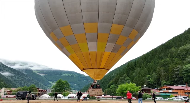 Kapadokya’dan getirilen 2 sıcak hava balonu Uzungöl’deki turistler için havalanıyor