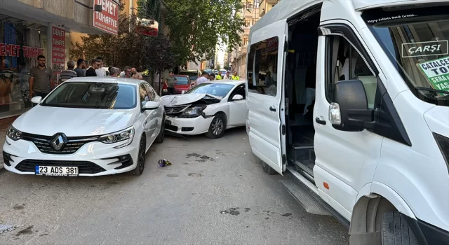 Elazığ’da minibüs ve otomobilin çarpıştığı kazada 7 kişi yaralandı