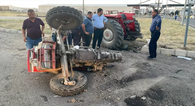 Kayseri’de araba ile traktörün çarpışması sonucu 5 kişi yaralandı