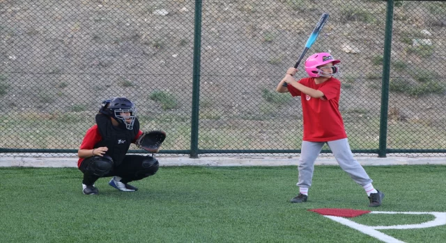 Köy okullarında softbol ile tanışan sporcular Türkiye’yi Avrupa’da temsil edecek