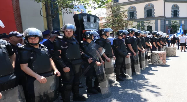 Arnavutluk’ta Belediye Başkanı Veliaj’ın istifasının istendiği protestolar sürüyor 