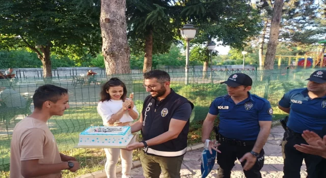 Kastamonu’da polislerden kas hastası gence sürpriz doğum günü kutlaması