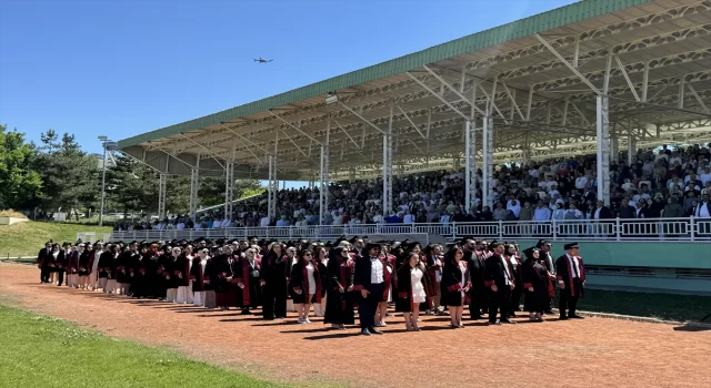 Erzurum’da üniversite mezuniyet töreninde, Filistin bayrağının renklerinde balonlar gökyüzüne bırakıldı