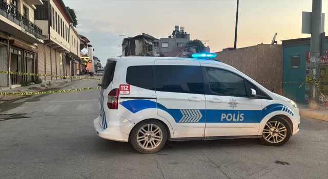 Hatay’da ağır hasarlı bina kısmen çöktü