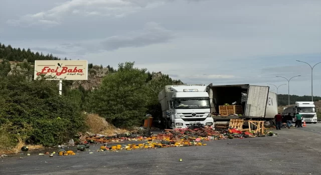 Afyonkarahisar’da yolcu otobüsü ile tırın çarpıştığı kazada 14 kişi yaralandı