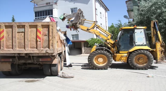 Konya’da bir apartmanın bahçesinden 5 kamyon ve 3 römork çöp çıkarıldı