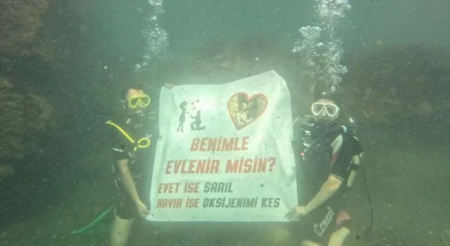 Ordu’da sağlık personelinden kız arkadaşına su altında pankartlı sürpriz evlilik teklifi