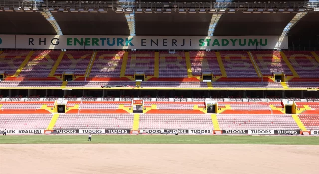 Kayserispor’un stadına UEFA ve FIFA standartlarına uygun çim serimi yapılıyor