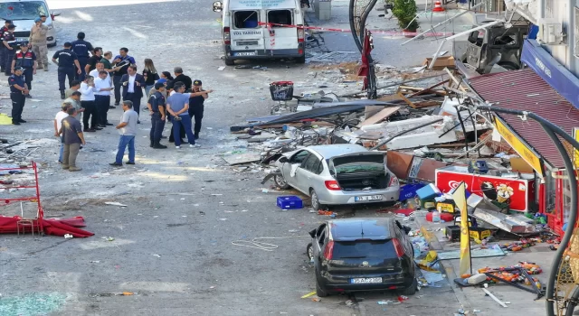 İzmir’de patlamanın olduğu sokakta zarar tespit çalışmalarına başlandı