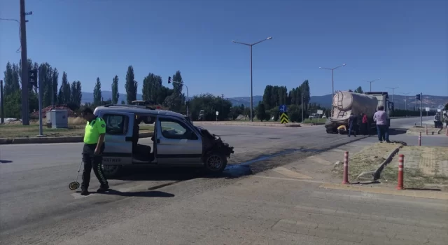 Kütahya’da tankere arkadan çarpan otomobildeki 2 kişi öldü, 1 kişi yaralandı