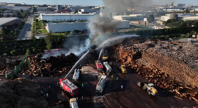 GÜNCELLEME Adana’da ahşap panel fabrikasında çıkan yangın kontrol altına alındı