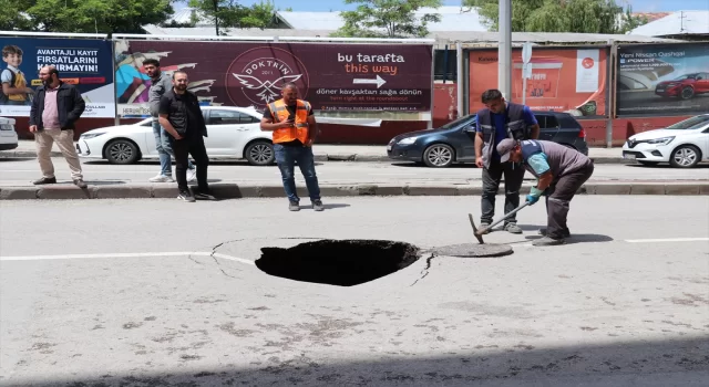 Erzurum’da şiddetli yağış sonrası yolda çökme meydana geldi