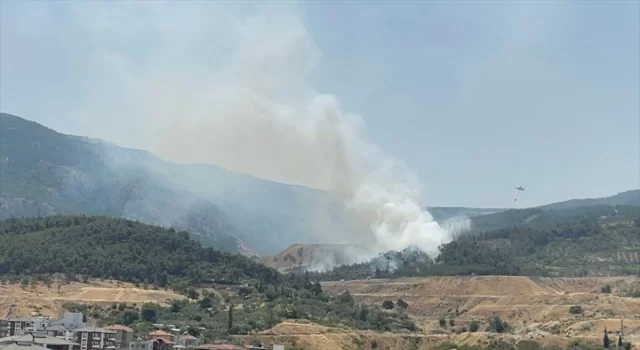 Manisa Soma’da çıkan orman yangınına müdahale ediliyor 