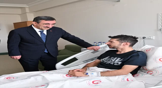 Cumhurbaşkanı Yardımcısı Yılmaz, Ankara’da tedavi gören gazileri ziyaret etti