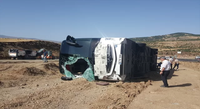 Bingöl’de yolcu otobüsünün devrilmesi sonucu 14 kişi yaralandı