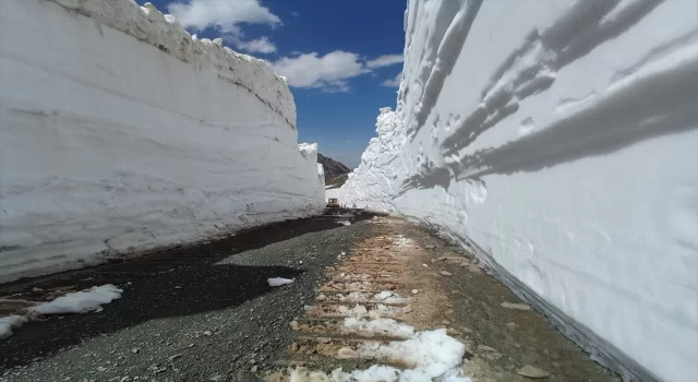 Hakkari’de kardan kapanan üs bölgesinin yolunda çalışmalar sürüyor