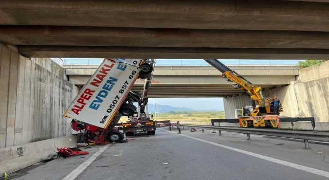 Osmaniye’de otoyol köprüsünden düşen kamyonun sürücüsü öldü