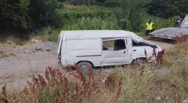 Afyonkarahisar’da kamyonet şarampole devrildi, 5 kişi yaralandı