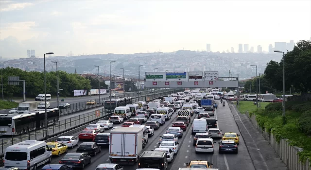 Asfalt yenileme çalışması yapılan Haliç Köprüsü’nde trafik yoğunluğu