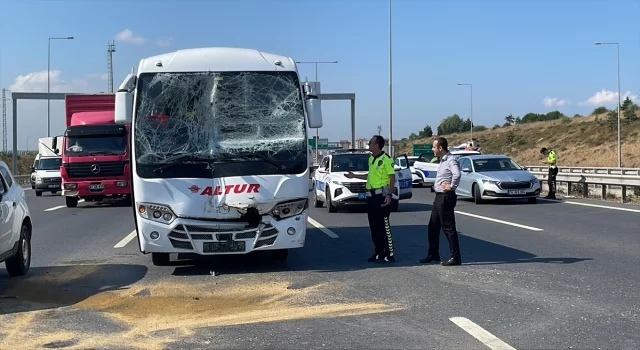 Başakşehir’de kamyonete çarpan midibüsün sürücüsü yaralandı