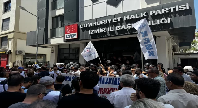 İzmir’de iş bırakan memurlar CHP İl Başkanlığına yürüdü