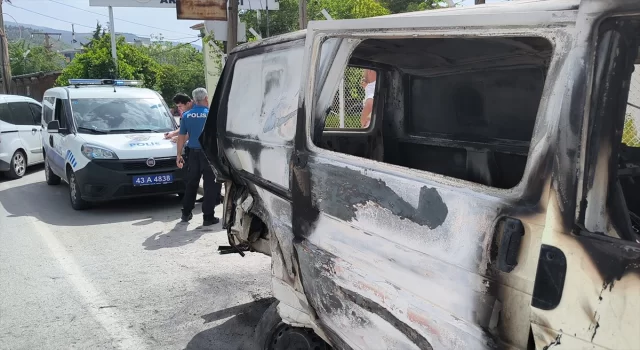 Kütahya’da küçük çocukların minibüsü yakması güvenlik kamerasında