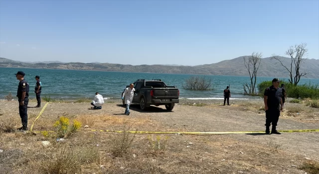 Elazığ’da biri kadın 2 kişi kamyonette ölü bulundu